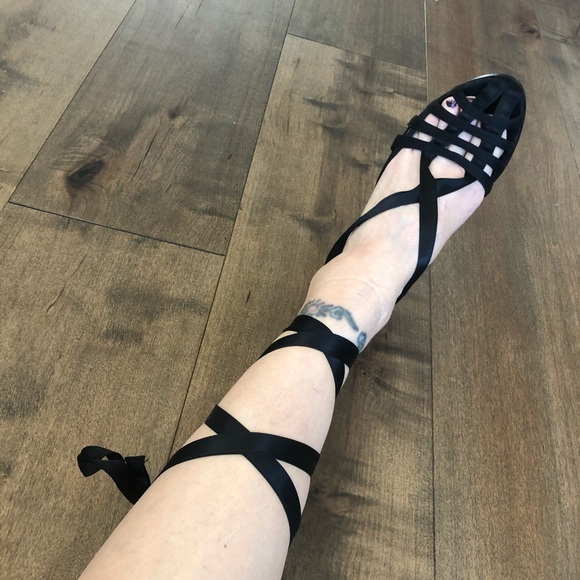 Le Chateau strappy tie heels - Picture 4 of 6